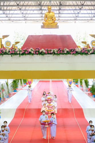 ภาพ No.28259:พิธีทอดผ้าป่าสมทบกฐินวัดพระธรรมกาย ครั้งที่ 2  เนื่องในวันคล้ายวันเกิดครบ 137 ปี พระมงคลเทพมุนี(สด จนฺทสโร)
