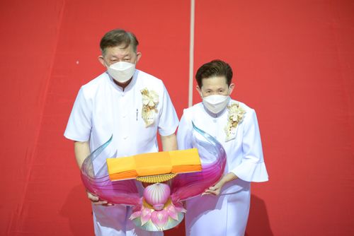 ภาพ No.28203:พิธีทอดผ้าป่าสมทบกฐินวัดพระธรรมกาย ครั้งที่ 2  เนื่องในวันคล้ายวันเกิดครบ 137 ปี พระมงคลเทพมุนี(สด จนฺทสโร)