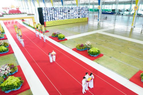 ภาพ No.28189:พิธีทอดผ้าป่าสมทบกฐินวัดพระธรรมกาย ครั้งที่ 2  เนื่องในวันคล้ายวันเกิดครบ 137 ปี พระมงคลเทพมุนี(สด จนฺทสโร)