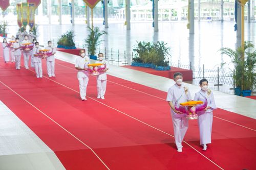 ภาพ No.28190:พิธีทอดผ้าป่าสมทบกฐินวัดพระธรรมกาย ครั้งที่ 2  เนื่องในวันคล้ายวันเกิดครบ 137 ปี พระมงคลเทพมุนี(สด จนฺทสโร)