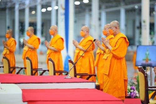 ภาพ No.28199:พิธีทอดผ้าป่าสมทบกฐินวัดพระธรรมกาย ครั้งที่ 2  เนื่องในวันคล้ายวันเกิดครบ 137 ปี พระมงคลเทพมุนี(สด จนฺทสโร)