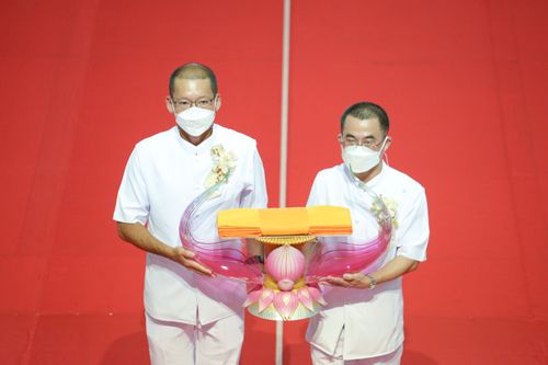 ภาพ No.28204:พิธีทอดผ้าป่าสมทบกฐินวัดพระธรรมกาย ครั้งที่ 2  เนื่องในวันคล้ายวันเกิดครบ 137 ปี พระมงคลเทพมุนี(สด จนฺทสโร)