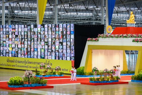 ภาพ No.28258:พิธีทอดผ้าป่าสมทบกฐินวัดพระธรรมกาย ครั้งที่ 2  เนื่องในวันคล้ายวันเกิดครบ 137 ปี พระมงคลเทพมุนี(สด จนฺทสโร)