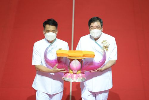 ภาพ No.28210:พิธีทอดผ้าป่าสมทบกฐินวัดพระธรรมกาย ครั้งที่ 2  เนื่องในวันคล้ายวันเกิดครบ 137 ปี พระมงคลเทพมุนี(สด จนฺทสโร)