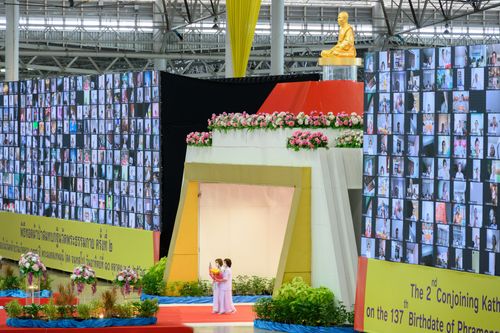 ภาพ No.28252:พิธีทอดผ้าป่าสมทบกฐินวัดพระธรรมกาย ครั้งที่ 2  เนื่องในวันคล้ายวันเกิดครบ 137 ปี พระมงคลเทพมุนี(สด จนฺทสโร)