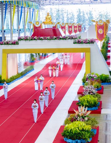 ภาพ No.28187:พิธีทอดผ้าป่าสมทบกฐินวัดพระธรรมกาย ครั้งที่ 2  เนื่องในวันคล้ายวันเกิดครบ 137 ปี พระมงคลเทพมุนี(สด จนฺทสโร)