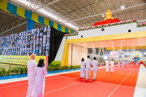 ภาพ No.28275:พิธีทอดผ้าป่าสมทบกฐินวัดพระธรรมกาย ครั้งที่ 2  เนื่องในวันคล้ายวันเกิดครบ 137 ปี พระมงคลเทพมุนี(สด จนฺทสโร)