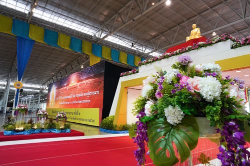 ภาพ No.28260:พิธีทอดผ้าป่าสมทบกฐินวัดพระธรรมกาย ครั้งที่ 2  เนื่องในวันคล้ายวันเกิดครบ 137 ปี พระมงคลเทพมุนี(สด จนฺทสโร)