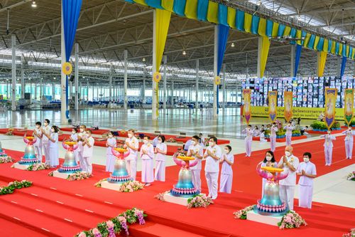 ภาพ No.28262:พิธีทอดผ้าป่าสมทบกฐินวัดพระธรรมกาย ครั้งที่ 2  เนื่องในวันคล้ายวันเกิดครบ 137 ปี พระมงคลเทพมุนี(สด จนฺทสโร)