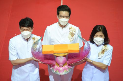 ภาพ No.28205:พิธีทอดผ้าป่าสมทบกฐินวัดพระธรรมกาย ครั้งที่ 2  เนื่องในวันคล้ายวันเกิดครบ 137 ปี พระมงคลเทพมุนี(สด จนฺทสโร)