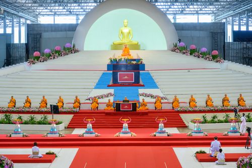 ภาพ No.28254:พิธีทอดผ้าป่าสมทบกฐินวัดพระธรรมกาย ครั้งที่ 2  เนื่องในวันคล้ายวันเกิดครบ 137 ปี พระมงคลเทพมุนี(สด จนฺทสโร)