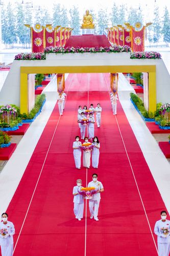 ภาพ No.28188:พิธีทอดผ้าป่าสมทบกฐินวัดพระธรรมกาย ครั้งที่ 2  เนื่องในวันคล้ายวันเกิดครบ 137 ปี พระมงคลเทพมุนี(สด จนฺทสโร)