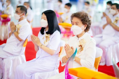 ภาพ No.28245:พิธีทอดผ้าป่าสมทบกฐินวัดพระธรรมกาย ครั้งที่ 2  เนื่องในวันคล้ายวันเกิดครบ 137 ปี พระมงคลเทพมุนี(สด จนฺทสโร)