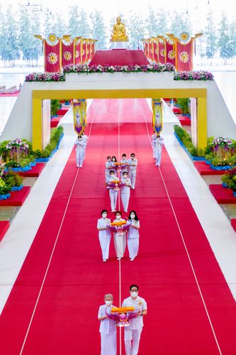 ภาพ No.28191:พิธีทอดผ้าป่าสมทบกฐินวัดพระธรรมกาย ครั้งที่ 2  เนื่องในวันคล้ายวันเกิดครบ 137 ปี พระมงคลเทพมุนี(สด จนฺทสโร)