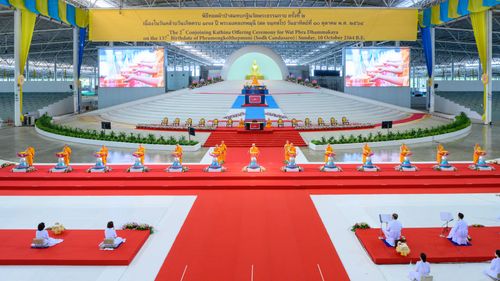 ภาพ No.28255:พิธีทอดผ้าป่าสมทบกฐินวัดพระธรรมกาย ครั้งที่ 2  เนื่องในวันคล้ายวันเกิดครบ 137 ปี พระมงคลเทพมุนี(สด จนฺทสโร)