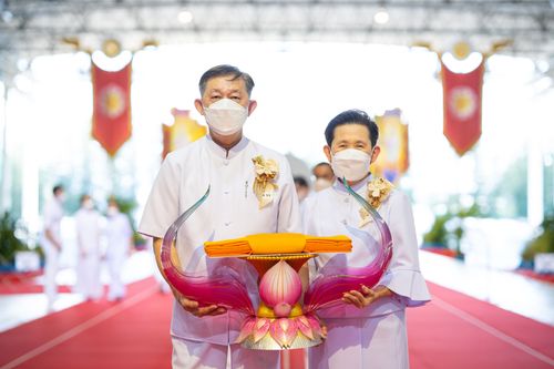 ภาพ No.28286:พิธีทอดผ้าป่าสมทบกฐินวัดพระธรรมกาย ครั้งที่ 2  เนื่องในวันคล้ายวันเกิดครบ 137 ปี พระมงคลเทพมุนี(สด จนฺทสโร)