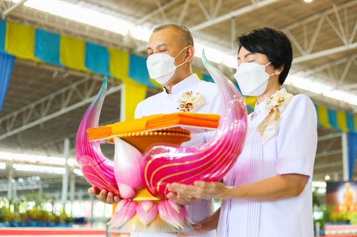 ภาพ No.28282:พิธีทอดผ้าป่าสมทบกฐินวัดพระธรรมกาย ครั้งที่ 2  เนื่องในวันคล้ายวันเกิดครบ 137 ปี พระมงคลเทพมุนี(สด จนฺทสโร)