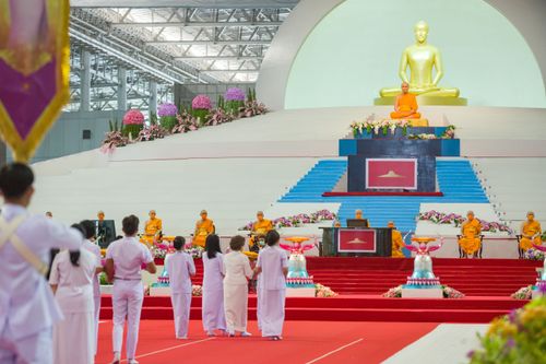 ภาพ No.28192:พิธีทอดผ้าป่าสมทบกฐินวัดพระธรรมกาย ครั้งที่ 2  เนื่องในวันคล้ายวันเกิดครบ 137 ปี พระมงคลเทพมุนี(สด จนฺทสโร)