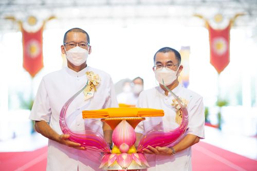 ภาพ No.28284:พิธีทอดผ้าป่าสมทบกฐินวัดพระธรรมกาย ครั้งที่ 2  เนื่องในวันคล้ายวันเกิดครบ 137 ปี พระมงคลเทพมุนี(สด จนฺทสโร)