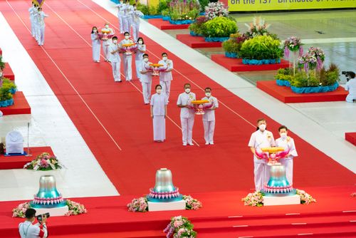 ภาพ No.28272:พิธีทอดผ้าป่าสมทบกฐินวัดพระธรรมกาย ครั้งที่ 2  เนื่องในวันคล้ายวันเกิดครบ 137 ปี พระมงคลเทพมุนี(สด จนฺทสโร)