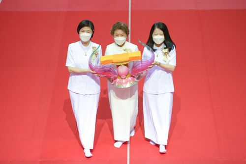 ภาพ No.28208:พิธีทอดผ้าป่าสมทบกฐินวัดพระธรรมกาย ครั้งที่ 2  เนื่องในวันคล้ายวันเกิดครบ 137 ปี พระมงคลเทพมุนี(สด จนฺทสโร)