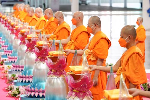 ภาพ No.28193:พิธีทอดผ้าป่าสมทบกฐินวัดพระธรรมกาย ครั้งที่ 2  เนื่องในวันคล้ายวันเกิดครบ 137 ปี พระมงคลเทพมุนี(สด จนฺทสโร)