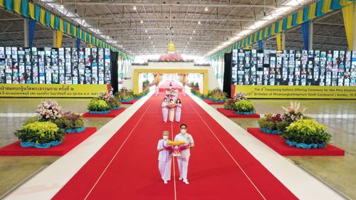 ภาพ No.28226:พิธีทอดผ้าป่าสมทบกฐินวัดพระธรรมกาย ครั้งที่ 2  เนื่องในวันคล้ายวันเกิดครบ 137 ปี พระมงคลเทพมุนี(สด จนฺทสโร)