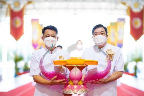 ภาพ No.28285:พิธีทอดผ้าป่าสมทบกฐินวัดพระธรรมกาย ครั้งที่ 2  เนื่องในวันคล้ายวันเกิดครบ 137 ปี พระมงคลเทพมุนี(สด จนฺทสโร)