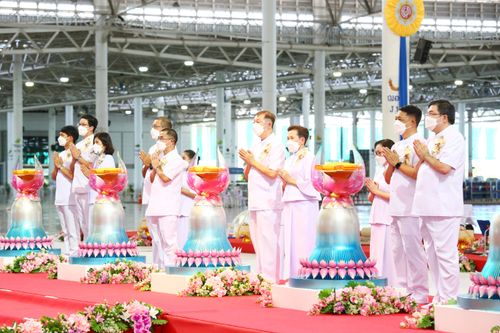 ภาพ No.28266:พิธีทอดผ้าป่าสมทบกฐินวัดพระธรรมกาย ครั้งที่ 2  เนื่องในวันคล้ายวันเกิดครบ 137 ปี พระมงคลเทพมุนี(สด จนฺทสโร)