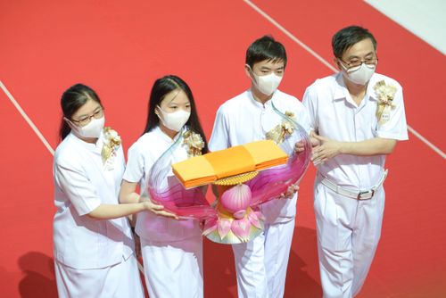 ภาพ No.28209:พิธีทอดผ้าป่าสมทบกฐินวัดพระธรรมกาย ครั้งที่ 2  เนื่องในวันคล้ายวันเกิดครบ 137 ปี พระมงคลเทพมุนี(สด จนฺทสโร)