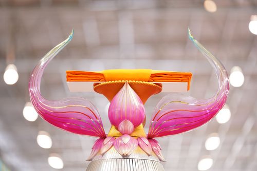 ภาพ No.28195:พิธีทอดผ้าป่าสมทบกฐินวัดพระธรรมกาย ครั้งที่ 2  เนื่องในวันคล้ายวันเกิดครบ 137 ปี พระมงคลเทพมุนี(สด จนฺทสโร)