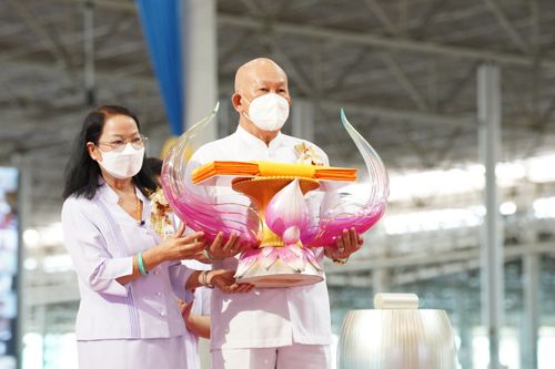 ภาพ No.28242:พิธีทอดผ้าป่าสมทบกฐินวัดพระธรรมกาย ครั้งที่ 2  เนื่องในวันคล้ายวันเกิดครบ 137 ปี พระมงคลเทพมุนี(สด จนฺทสโร)