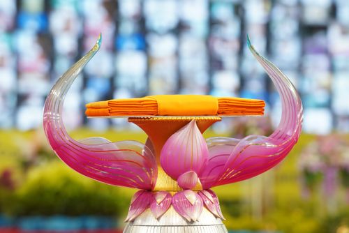 ภาพ No.28244:พิธีทอดผ้าป่าสมทบกฐินวัดพระธรรมกาย ครั้งที่ 2  เนื่องในวันคล้ายวันเกิดครบ 137 ปี พระมงคลเทพมุนี(สด จนฺทสโร)