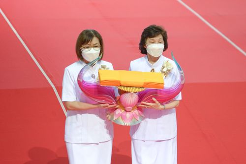 ภาพ No.28212:พิธีทอดผ้าป่าสมทบกฐินวัดพระธรรมกาย ครั้งที่ 2  เนื่องในวันคล้ายวันเกิดครบ 137 ปี พระมงคลเทพมุนี(สด จนฺทสโร)