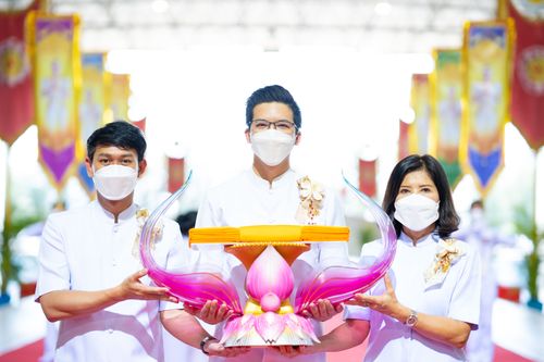 ภาพ No.28289:พิธีทอดผ้าป่าสมทบกฐินวัดพระธรรมกาย ครั้งที่ 2  เนื่องในวันคล้ายวันเกิดครบ 137 ปี พระมงคลเทพมุนี(สด จนฺทสโร)