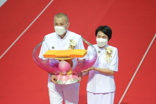 ภาพ No.28213:พิธีทอดผ้าป่าสมทบกฐินวัดพระธรรมกาย ครั้งที่ 2  เนื่องในวันคล้ายวันเกิดครบ 137 ปี พระมงคลเทพมุนี(สด จนฺทสโร)