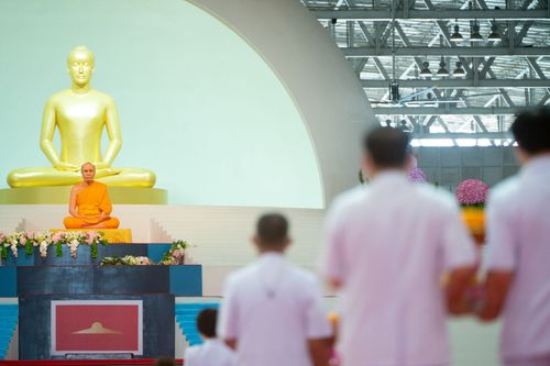 ภาพ No.28274:พิธีทอดผ้าป่าสมทบกฐินวัดพระธรรมกาย ครั้งที่ 2  เนื่องในวันคล้ายวันเกิดครบ 137 ปี พระมงคลเทพมุนี(สด จนฺทสโร)