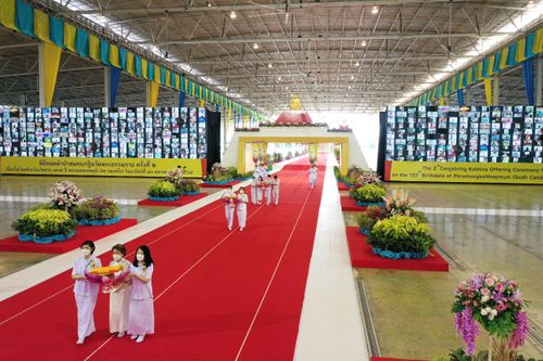 ภาพ No.28225:พิธีทอดผ้าป่าสมทบกฐินวัดพระธรรมกาย ครั้งที่ 2  เนื่องในวันคล้ายวันเกิดครบ 137 ปี พระมงคลเทพมุนี(สด จนฺทสโร)