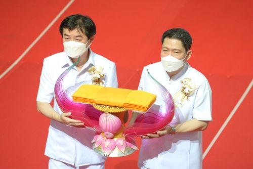 ภาพ No.28216:พิธีทอดผ้าป่าสมทบกฐินวัดพระธรรมกาย ครั้งที่ 2  เนื่องในวันคล้ายวันเกิดครบ 137 ปี พระมงคลเทพมุนี(สด จนฺทสโร)