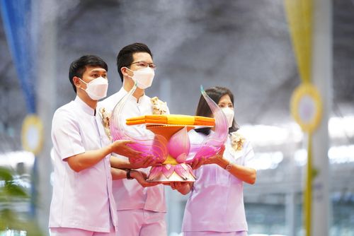 ภาพ No.28197:พิธีทอดผ้าป่าสมทบกฐินวัดพระธรรมกาย ครั้งที่ 2  เนื่องในวันคล้ายวันเกิดครบ 137 ปี พระมงคลเทพมุนี(สด จนฺทสโร)