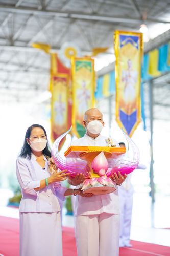 ภาพ No.28287:พิธีทอดผ้าป่าสมทบกฐินวัดพระธรรมกาย ครั้งที่ 2  เนื่องในวันคล้ายวันเกิดครบ 137 ปี พระมงคลเทพมุนี(สด จนฺทสโร)