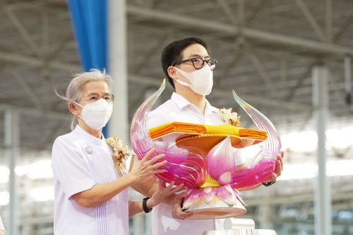 ภาพ No.28247:พิธีทอดผ้าป่าสมทบกฐินวัดพระธรรมกาย ครั้งที่ 2  เนื่องในวันคล้ายวันเกิดครบ 137 ปี พระมงคลเทพมุนี(สด จนฺทสโร)