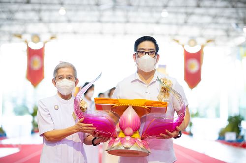 ภาพ No.28288:พิธีทอดผ้าป่าสมทบกฐินวัดพระธรรมกาย ครั้งที่ 2  เนื่องในวันคล้ายวันเกิดครบ 137 ปี พระมงคลเทพมุนี(สด จนฺทสโร)