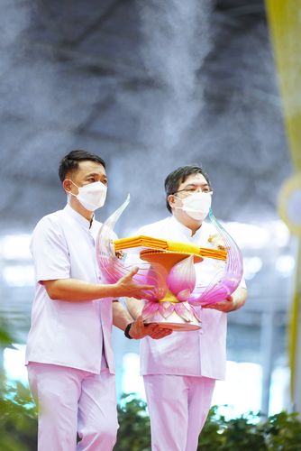 ภาพ No.28200:พิธีทอดผ้าป่าสมทบกฐินวัดพระธรรมกาย ครั้งที่ 2  เนื่องในวันคล้ายวันเกิดครบ 137 ปี พระมงคลเทพมุนี(สด จนฺทสโร)