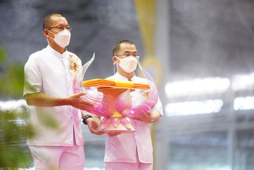 ภาพ No.28201:พิธีทอดผ้าป่าสมทบกฐินวัดพระธรรมกาย ครั้งที่ 2  เนื่องในวันคล้ายวันเกิดครบ 137 ปี พระมงคลเทพมุนี(สด จนฺทสโร)