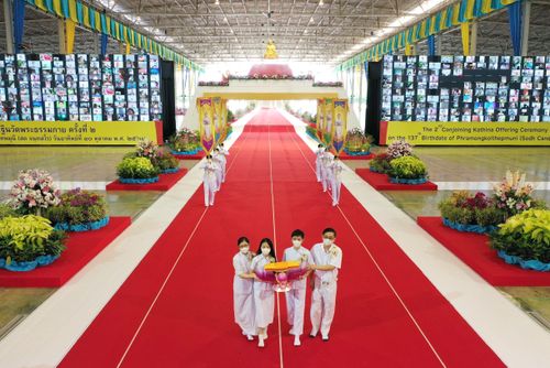 ภาพ No.28222:พิธีทอดผ้าป่าสมทบกฐินวัดพระธรรมกาย ครั้งที่ 2  เนื่องในวันคล้ายวันเกิดครบ 137 ปี พระมงคลเทพมุนี(สด จนฺทสโร)