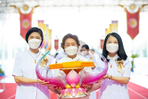 ภาพ No.28293:พิธีทอดผ้าป่าสมทบกฐินวัดพระธรรมกาย ครั้งที่ 2  เนื่องในวันคล้ายวันเกิดครบ 137 ปี พระมงคลเทพมุนี(สด จนฺทสโร)