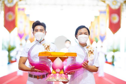 ภาพ No.28292:พิธีทอดผ้าป่าสมทบกฐินวัดพระธรรมกาย ครั้งที่ 2  เนื่องในวันคล้ายวันเกิดครบ 137 ปี พระมงคลเทพมุนี(สด จนฺทสโร)