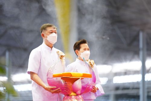 ภาพ No.28198:พิธีทอดผ้าป่าสมทบกฐินวัดพระธรรมกาย ครั้งที่ 2  เนื่องในวันคล้ายวันเกิดครบ 137 ปี พระมงคลเทพมุนี(สด จนฺทสโร)