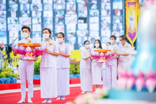 ภาพ No.28233:พิธีทอดผ้าป่าสมทบกฐินวัดพระธรรมกาย ครั้งที่ 2  เนื่องในวันคล้ายวันเกิดครบ 137 ปี พระมงคลเทพมุนี(สด จนฺทสโร)